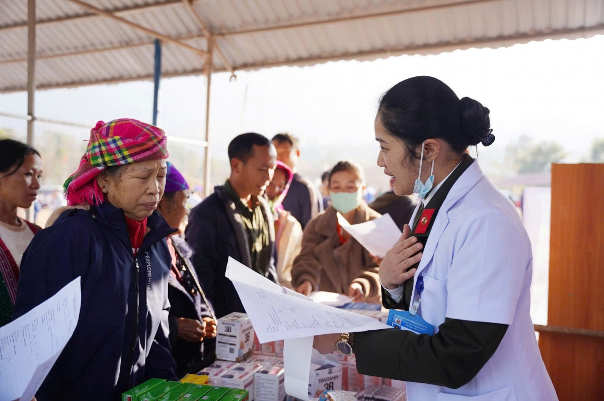 Các bác sĩ Bệnh viện 7/5, Công an tỉnh Điện Biên thăm khám cho người dân bản Huổi Va B, xã Háng Lìa, huyện Điện Biên Đông.