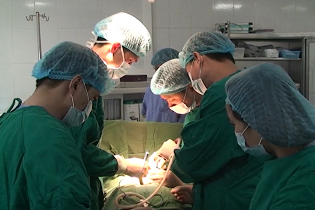 Đội ngũ y, bác sĩ ở Lai Châu hiện đã làm chủ được nhiều kỹ thuật y học tiên tiến trong điều trị bệnh nhân nặng