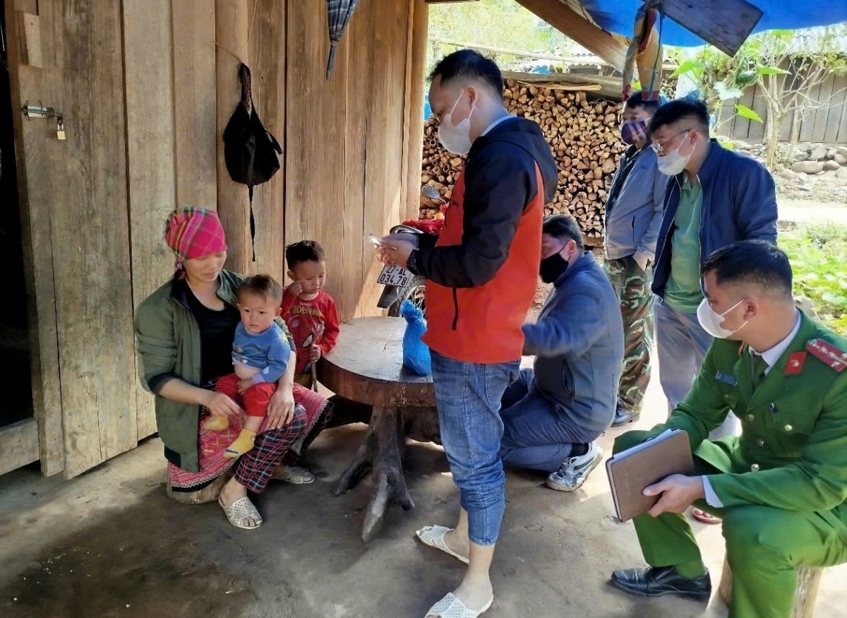 Cán bộ y tế xã Pa Tần, huyện Nậm Pồ cùng các lực lượng chức năng đến từng nhà tuyên truyền cách phòng bệnh Sởi cho người dân.