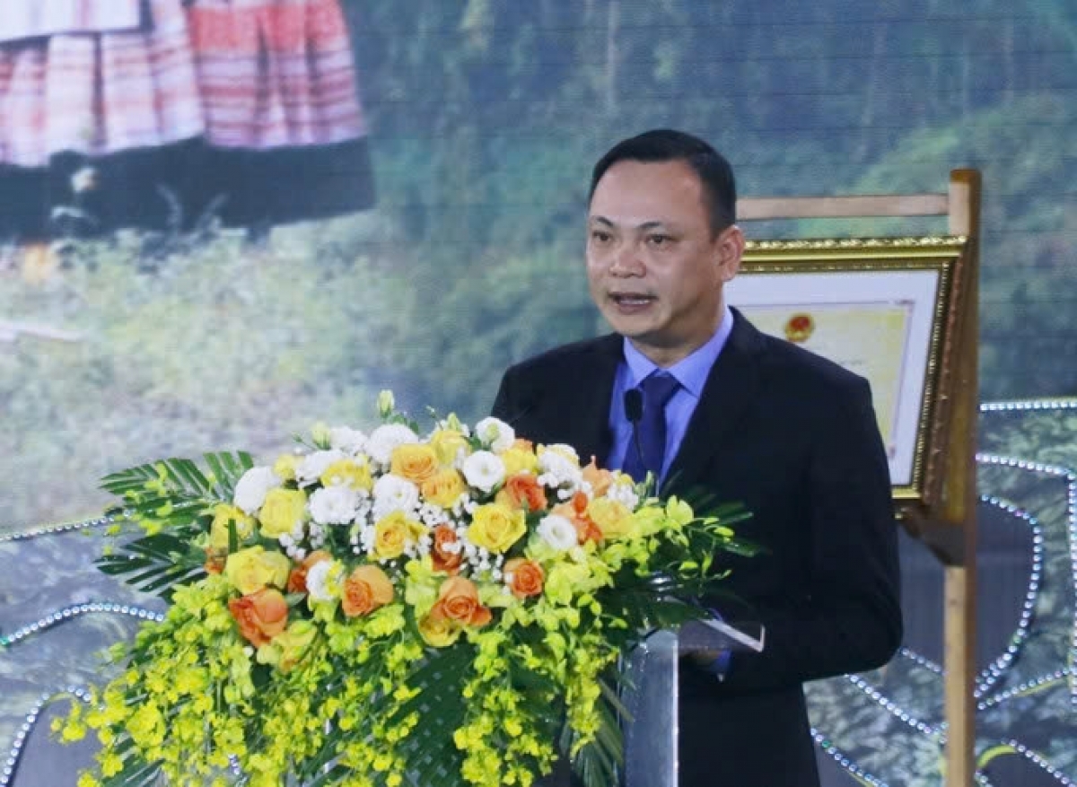 Phó Bí thư Huyện ủy, Chủ tịch UBND huyện Văn Yên Hoàng Việt Hóa phát biểu tại buổi lễ. (Ảnh: Văn Hoa)