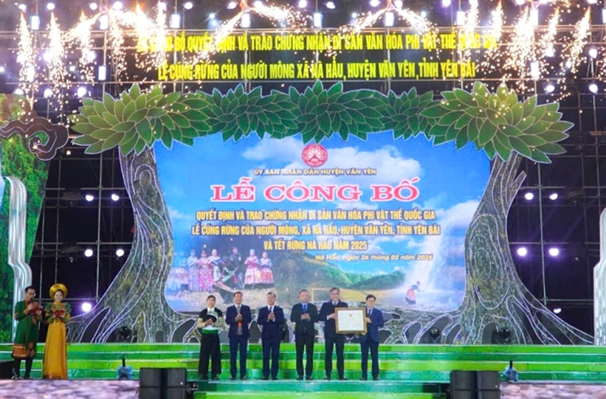 Phó Cục trưởng Cục Di sản Văn hóa Nông Quốc Thành thừa ủy quyền của lãnh đạo Bộ Văn hóa Thể thao và Du lịch trao Bằng chứng nhận cho lãnh đạo Sở Văn hóa Thể thao và Du lịch, huyện Văn Yên và xã Nà Hẩu. (Ảnh: Văn Hoa)