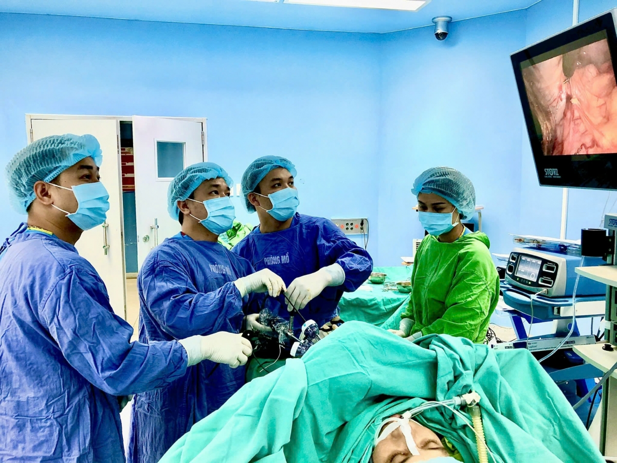 Bên cạnh các kỹ thuật tiên tiến, bác sĩ Chiến cùng đội ngũ y bác sĩ trong khoa
đã cải tiến quy trình chăm sóc bệnh nhân sau mổ, giúp bệnh nhân hồi phục nhanh.
Ảnh: Thừa Xuân/VOV Tây Bắc