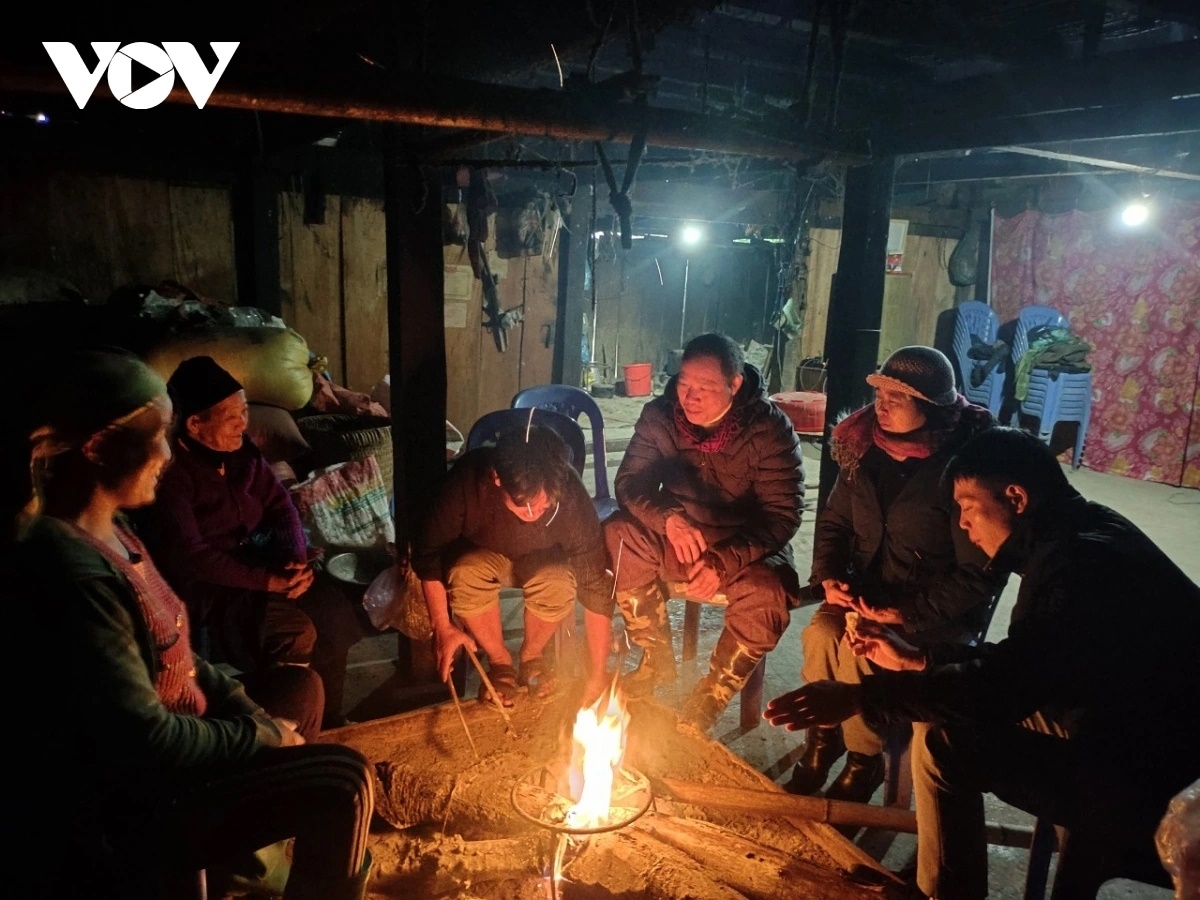 Thầy Tuấn đến từng nhà, động viên học sinh tới lớp