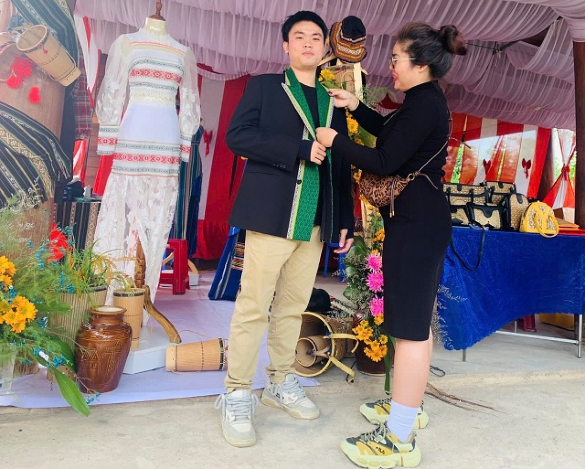 Ngoh Nguyễn Mạnh Hùng ai tối ‘na túa ki pôe, pơchoh hmân êó vest ki teăn dêi Kerry ngăn ga lĕm mơnâ mâ ngăn ‘nâng