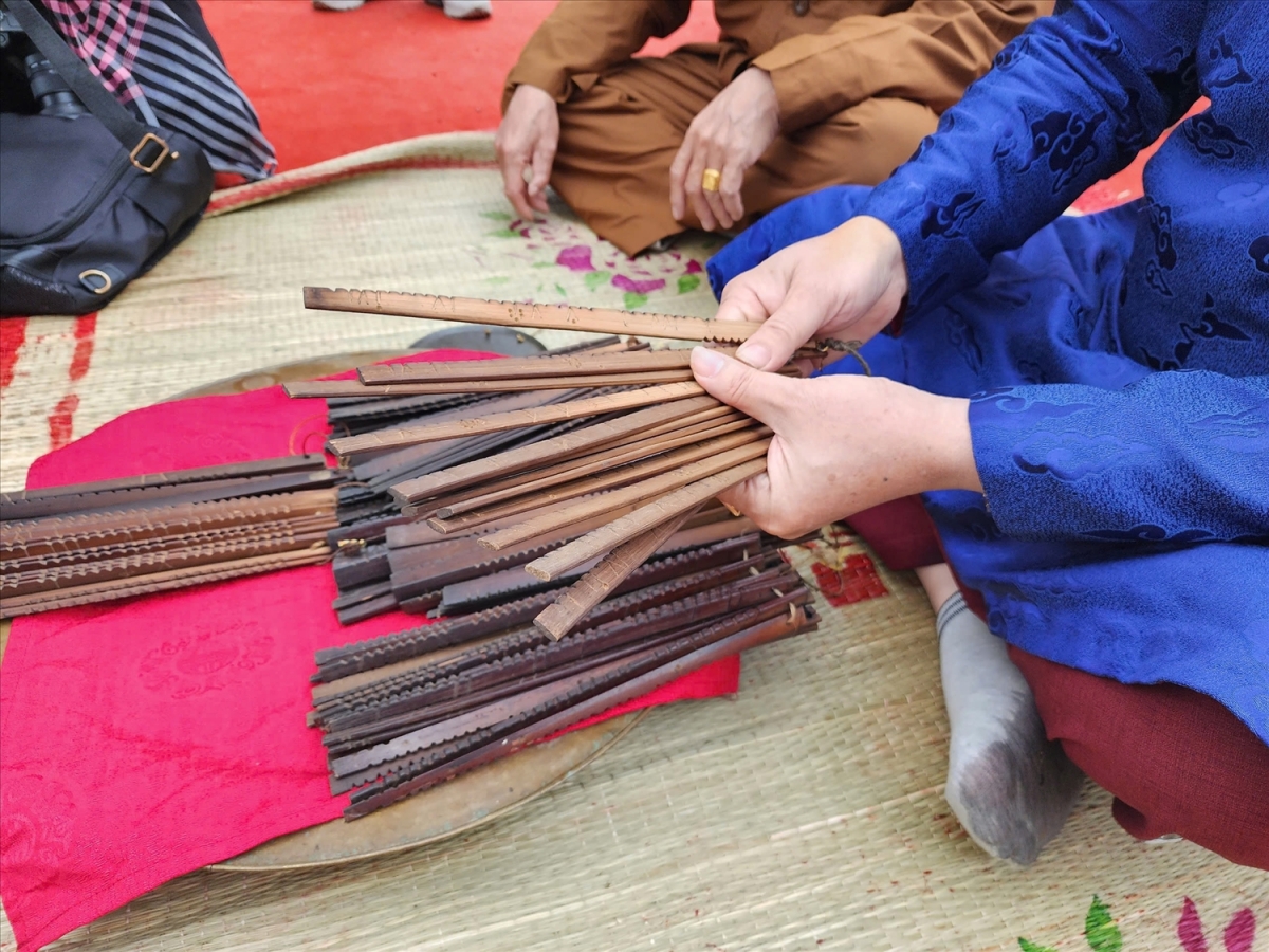 Một bộ lịch tre gồm có 12 thẻ làm từ những thanh tre được dóc, vót, đánh bóng cẩn thận