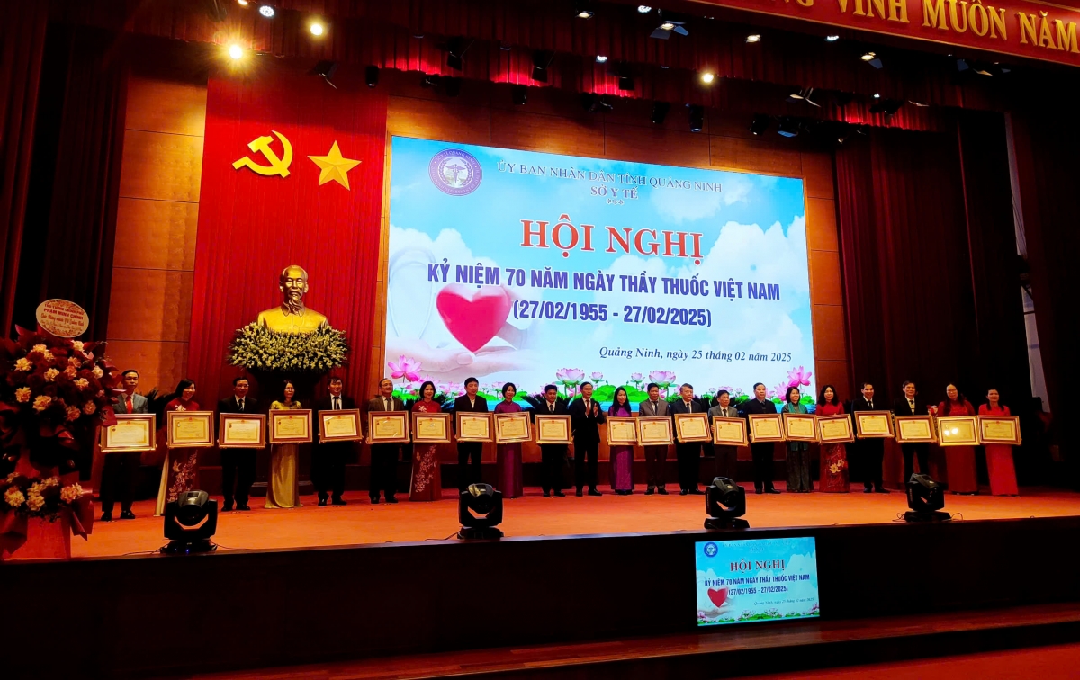 Kỷ niệm 70 năm Ngày thầy thuốc Việt Nam,
Y tế Quảng Ninh có 42 thầy thuốc ưu tú được vinh danh.
Ảnh: Vũ Thị Miền/VOV Đông Bắc