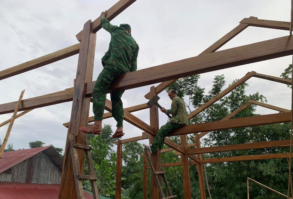 Các lực lượng quân đội chung tay cùng chính quyền địa phương xóa nhà tạm cho bà con vùng biên giới
