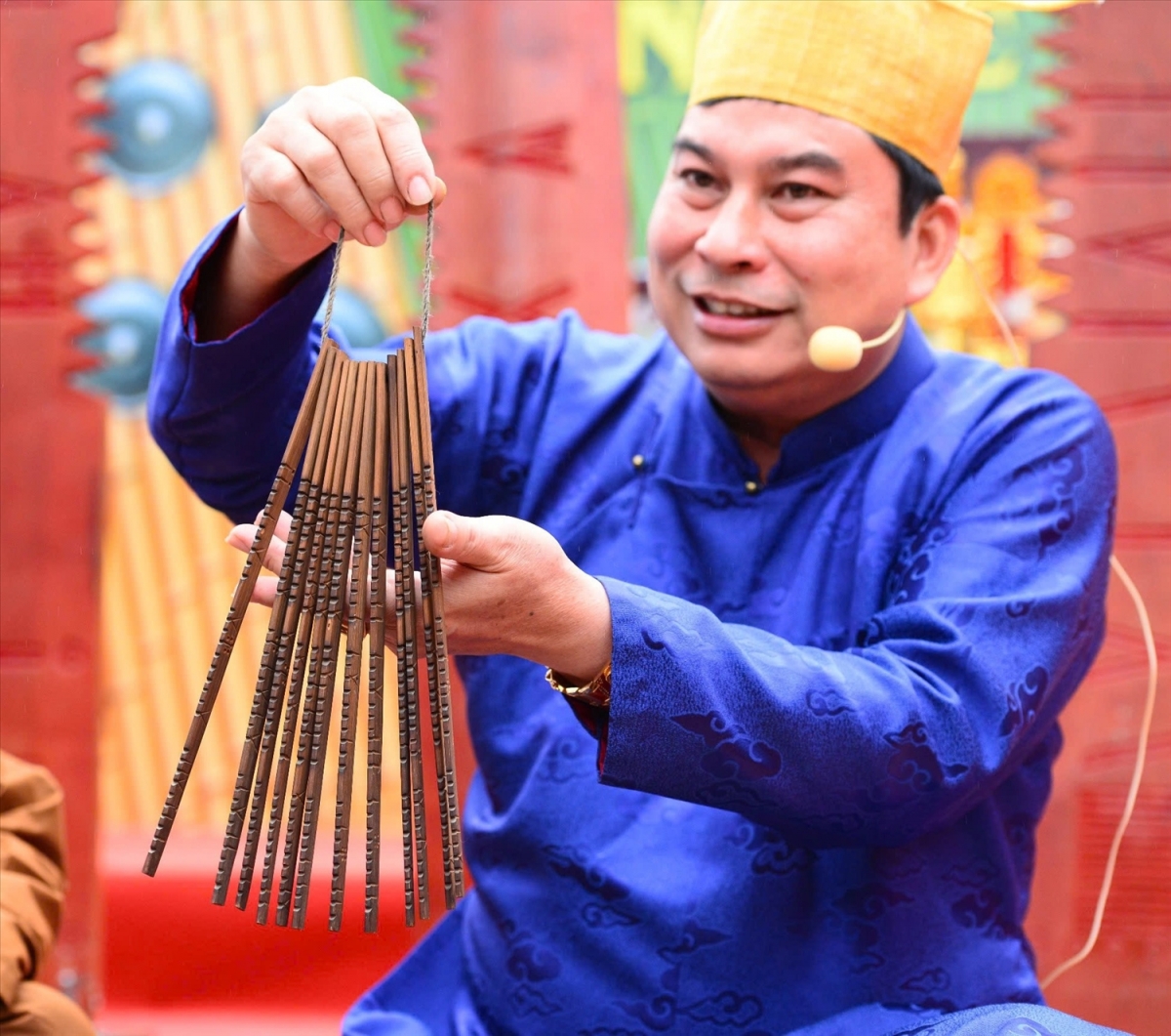 Trên thẻ tre có khắc các khắc, vạch, chấm (gọi chung là các ký hiệu, biểu tượng) biểu thị ngày, tháng và các hiện tượng quy luật trong tự nhiên hàng tháng trong năm