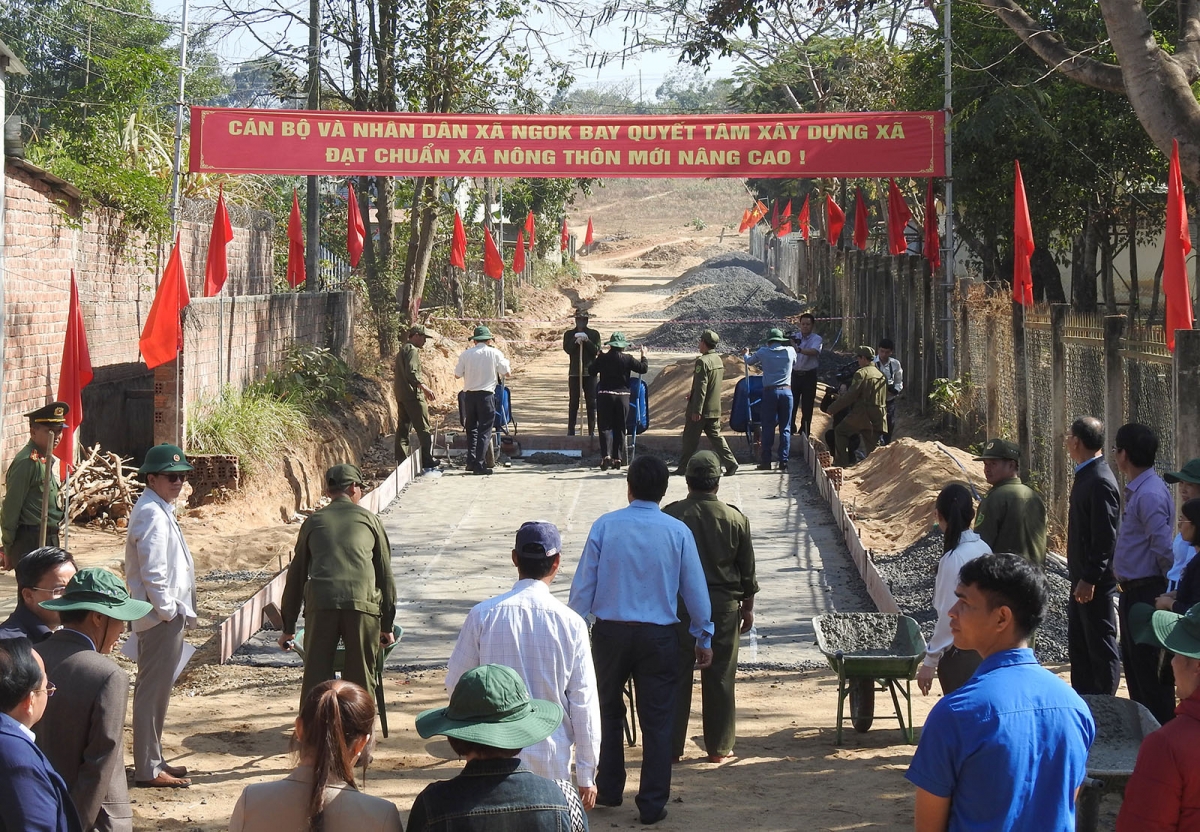 Jơhngâm đon chơt hơiă năm pơm trong ƀât blŭng sơnăm tơ̆ plei Măng La, xăh Ngọk Bay, plt Kon Tum
