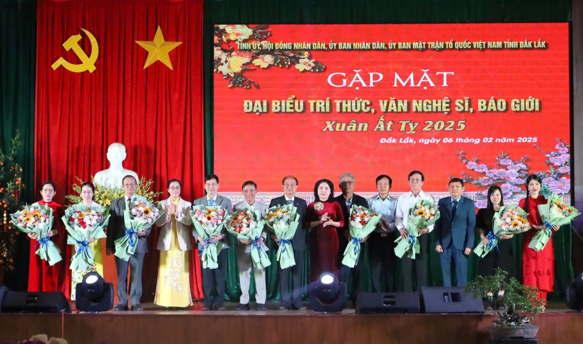 Kăn pơkuâ kong pơlê Dak Lak diâp reăng rơkâu mâu văn ngê̆ sih, mâu ngế tuăn ngôa rơkê ƀă khu chêh hlá tơbeăng tung roh trâm mâ