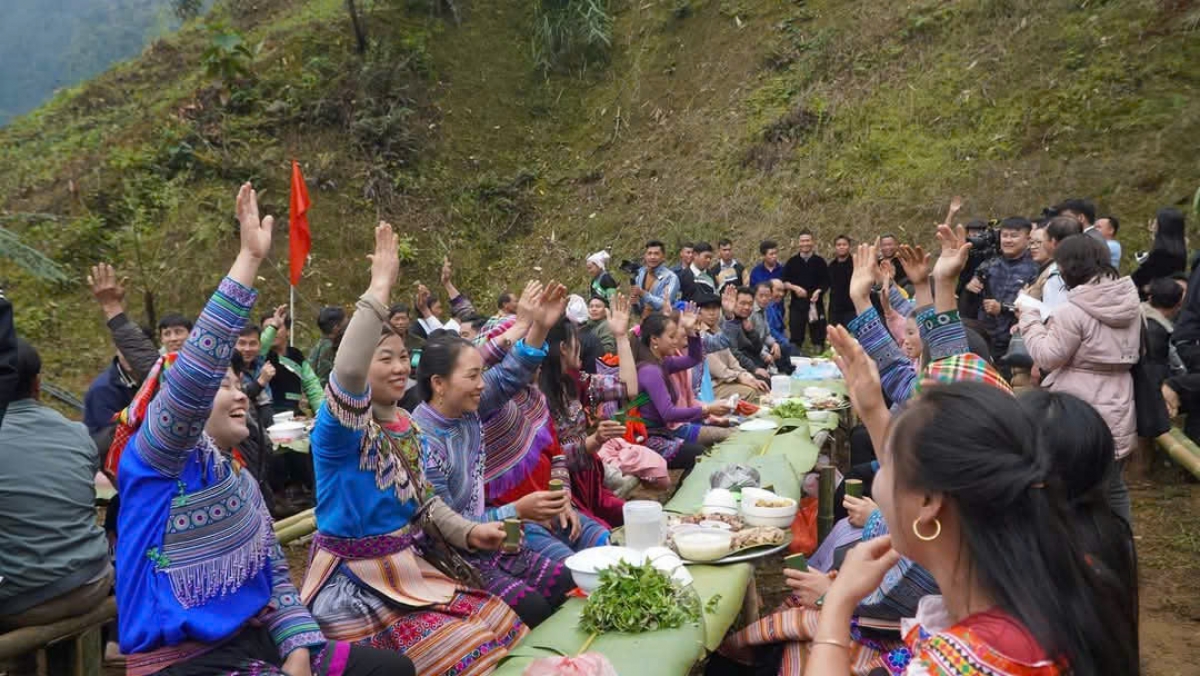 Vâi krâ kuăn pơlê rơtế môi tuăn ƀă khŏm mơ-eăm gâk kong tung roh kâ ‘’Têt kong’’ rêm hơnăm