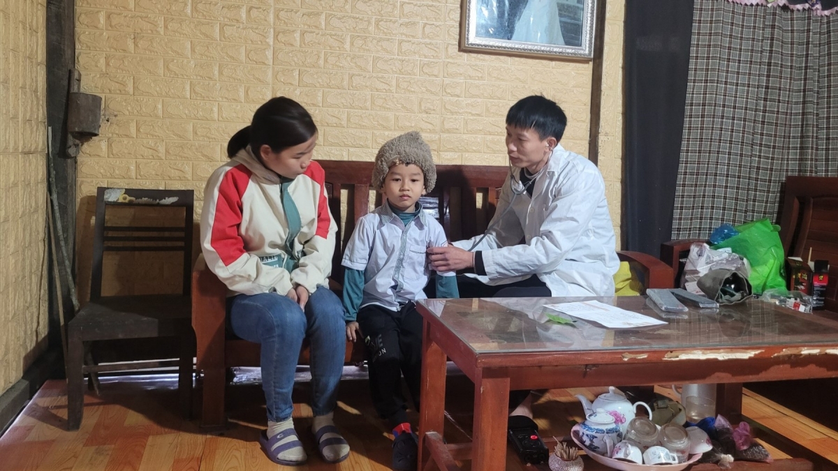 Anh Hoàng Văn Thuật tranh thủ đến thăm khám sức khỏe ngay khi cháu nhỏ vừa đi học về