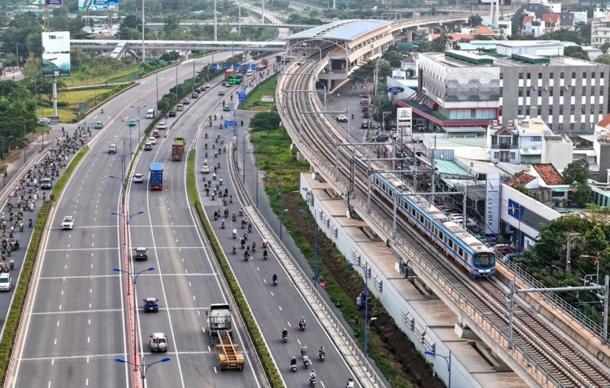 Metro ka 1 di jalan angaok glaong tapa ban Thủ Đức