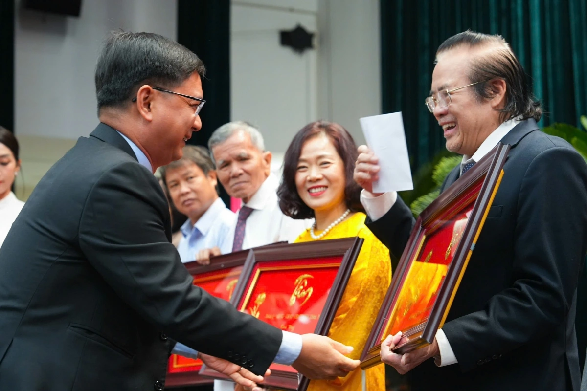 Urang jakar Ban raya Ho Chi Minh alin dom angan praong glaong pahadar dom gru jru naih gaih.