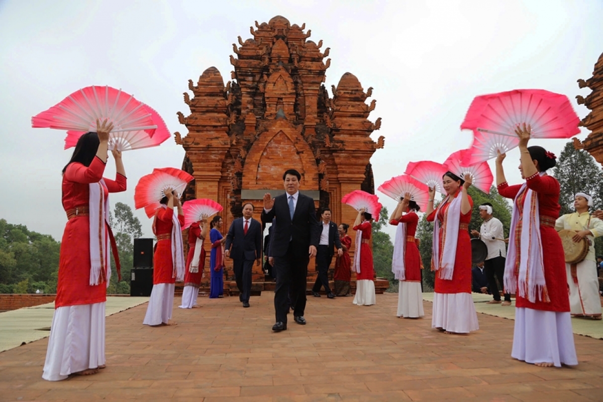 Po Ine Negar hu mbaok tame adat peih pambang bimong di bangsa Cam Ninh Thuan.