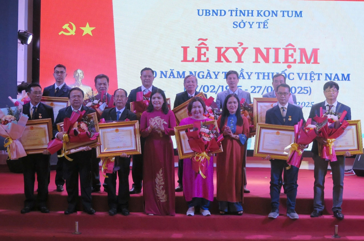 Kon Tum 12 nă ƀak sìh chờ hờp dờp rò sră jờng rơ muh măt Cau lơh sơnơm jak