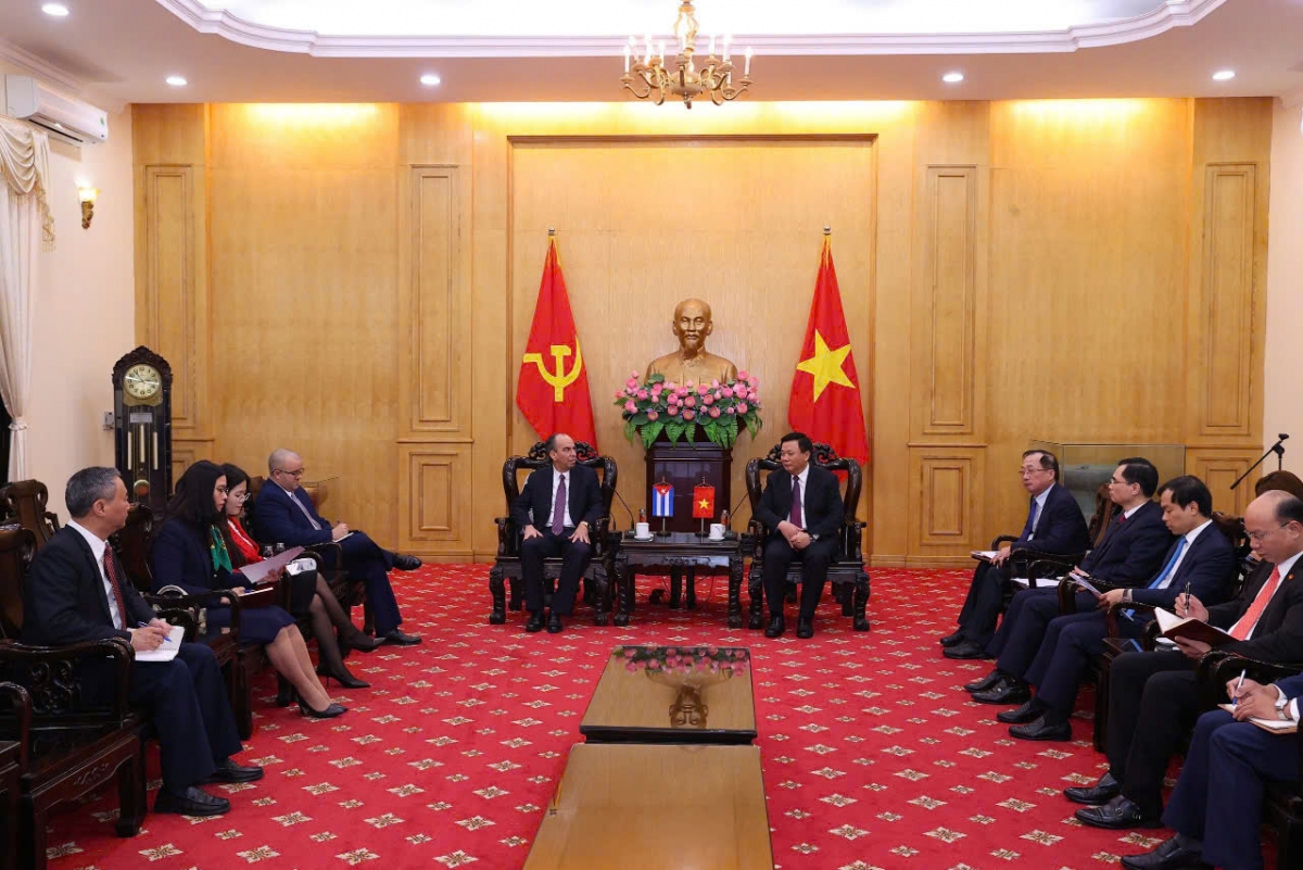 Ơi Nguyễn Xuân Thắng tŭ jum hăng mă bruă hăng Khua anih jưh pơ ala kơ Cuba ƀơi Việt Nam