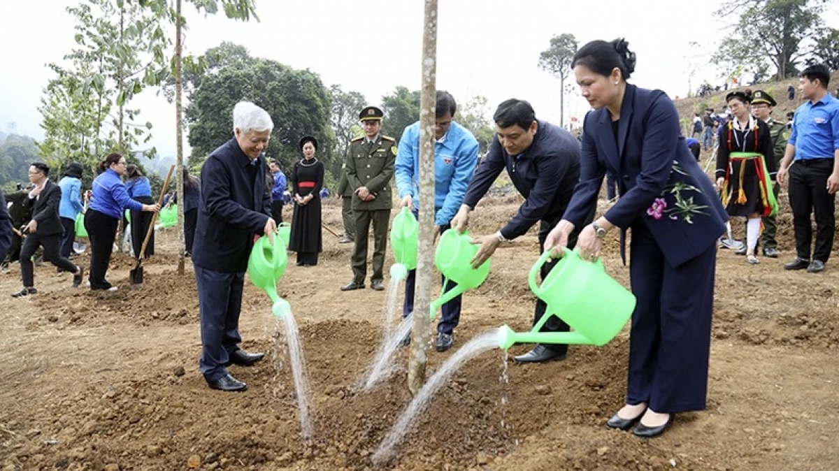 T’cooh Đỗ Văn Chiến lâng pazêng apêê t’cooh xa nay Trung ương Đoàn, t’cooh xa nay tỉnh Tuyên Quang choh n’loong coh hân noo ha pruốt Ất Tỵ 2025 . Cha nụp: Báo Nhân dân .