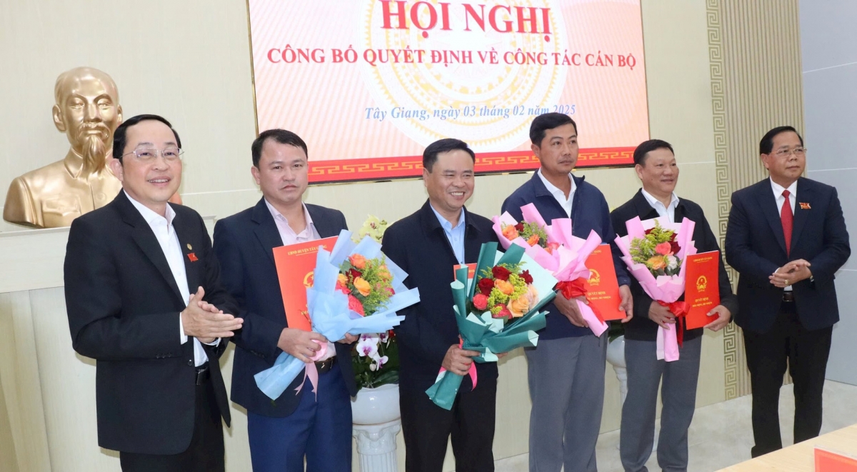 Lãnh đạo huyện Tây Giang trao quyết định về công tác cán bộ đối với các cơ quan, đơn vị được hợp nhất, thành lập.