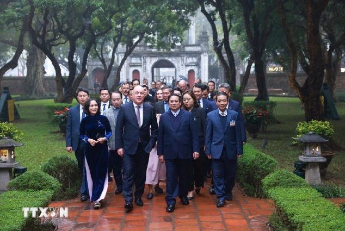 Thủ tướng Phạm Minh Chính păng Thủ tướng New Zealand năm ngôi tơ̆ Văn Miếu - Quốc Tử Giám (Hà Nội). (Rup: TTXVN)