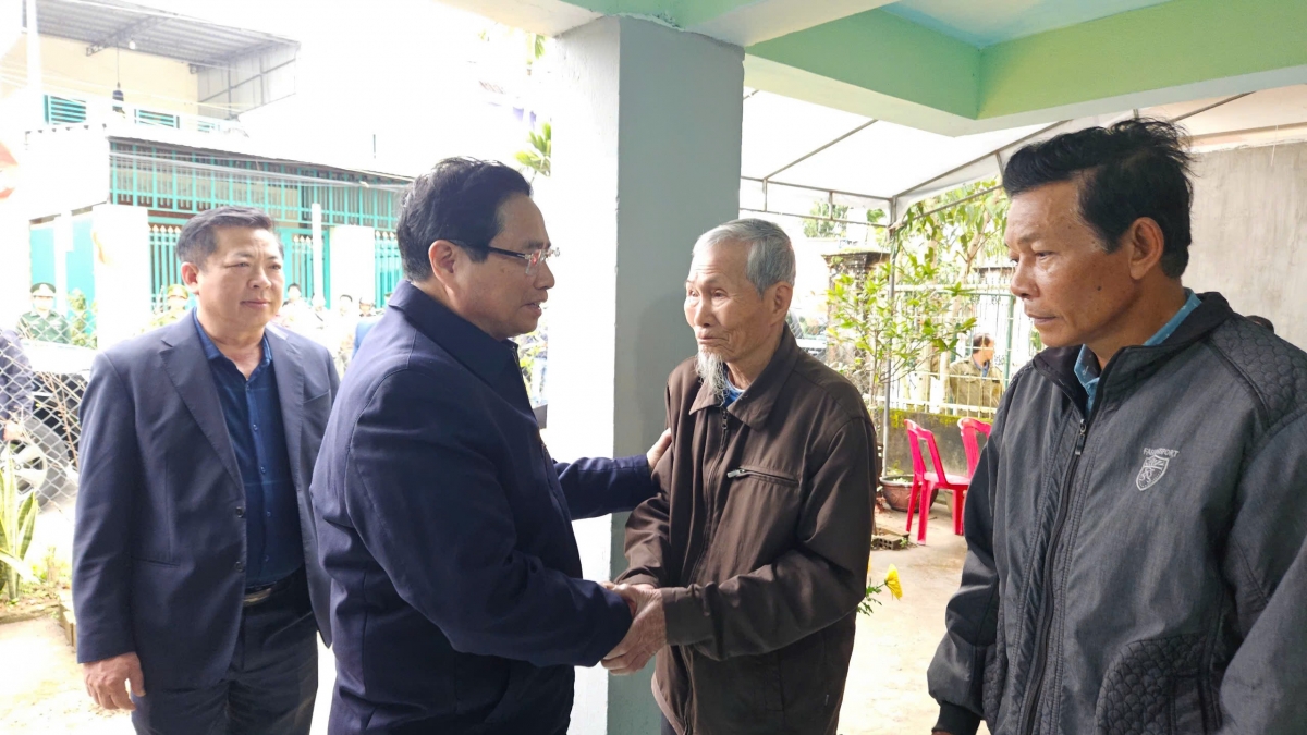 Khua dêh čar ta ơi Phạm Minh Chính pel ĕp jơlan hơdră sut lui sang tơ̆i ƀơi tơring glông Mộ Đức, čuă sang anô̆ ơi Trần Trung Kiên ƀơi să Đức Chánh