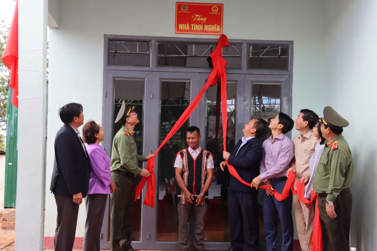 Gia đình anh Thưng hạnh phúc vì được tặng ngôi nhà mới khang trang. (ảnh: Nguyễn Thảo)