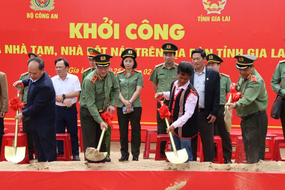  Lãnh đạo Bộ Công an cùng lãnh đạo tỉnh Gia Lai khởi công xây dựng thêm nhà mới tặng bà con huyện Mang Yang. (ảnh: Nguyễn Thảo)