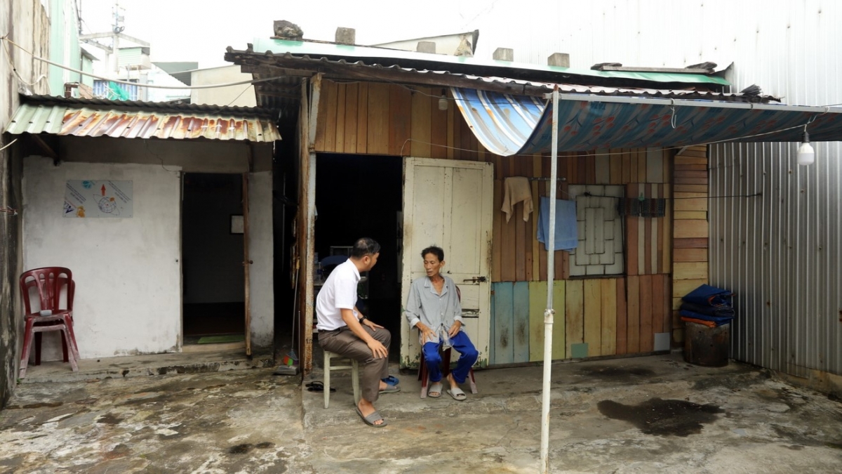Nhiều năm nay, ông Trần Đình Hùng ở tổ 29TC, phường Chính Gián, quận Thanh Khê sống một mình trong căn nhà tạm bợ này.