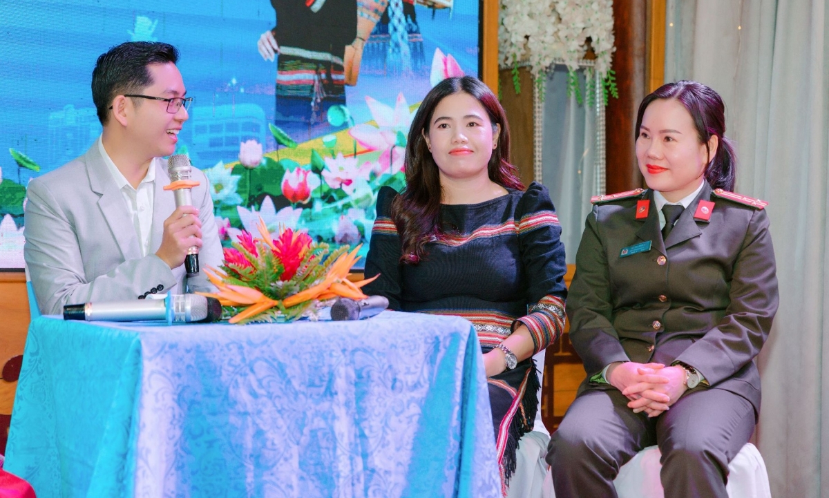 Drŏ kăn kăn ƀô̆ H’Cir Mlô (tŏk bŏk) păng Thượng tá Lữ Thị Anh Đào (tơ̆jhih găh ‘ma) vang pơma nuh găh hơnăp jang đơ̆ng drŏ kăn đảng viên lơ̆m chăl ‘nao