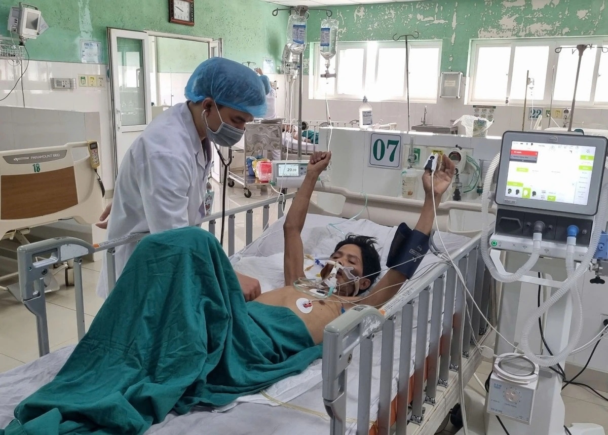 Một trong 2 bệnh nhân bị ngộ độc Botulinum đang được bác sỹ Bệnh viện Đa khoa tỉnh Kon Tum điều trị phục hồi.