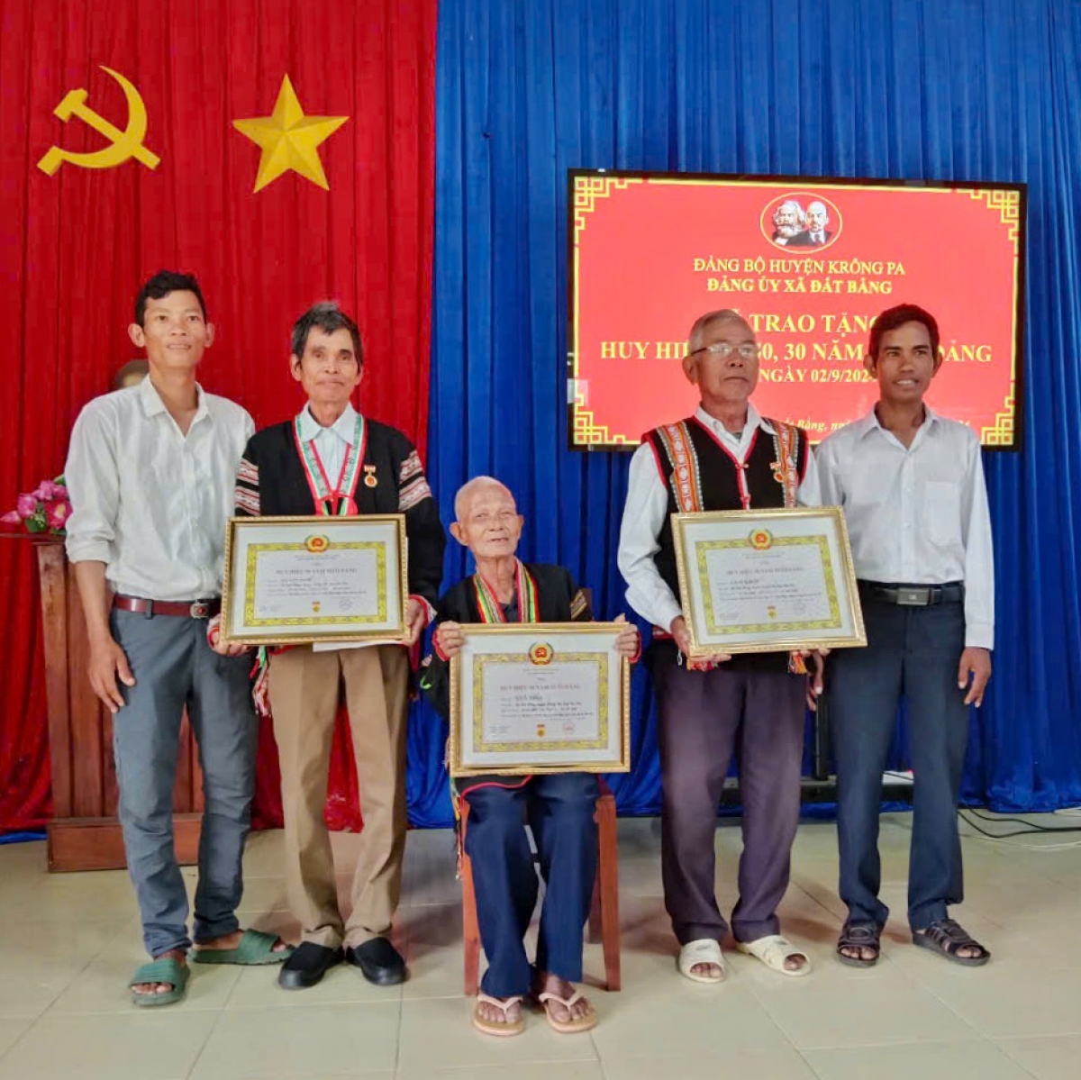 Đảng viên Kpă Y Thia bal mờ 2 nă kòn bơrtơu chờ hờp geh dờp Sơlong 60 sơnam, 50 sơnam, mờ 30 sơnam Đảng