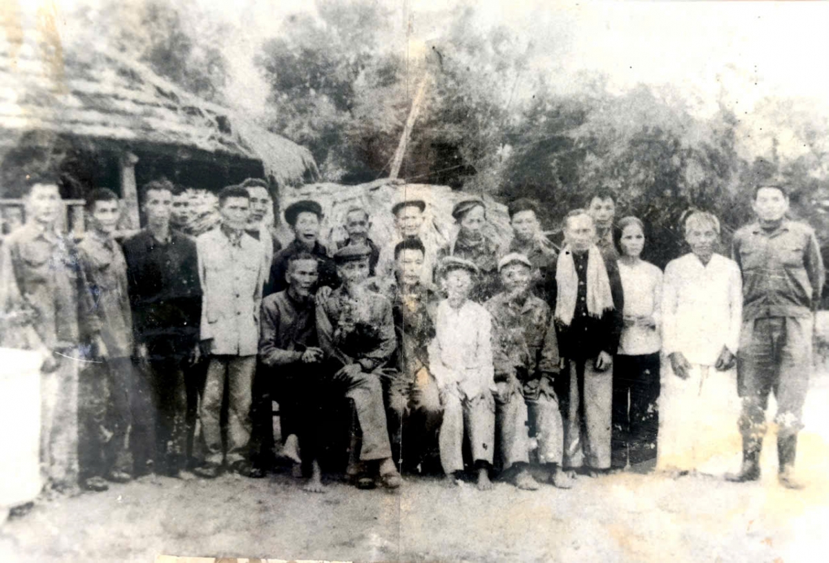 Tướng Đồng Sỹ Nguyên với cán bộ và nhân dân xã Hiền Ninh năm 1973
(Ảnh tư liệu của UBND xã Hiền Ninh)