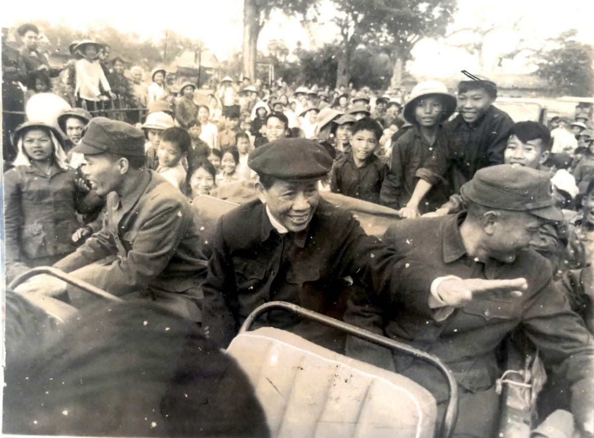 Tổng Bí thư Lê Duẩn trong chuyến thăm chúc Tết Quý Sửu 1973 tại xã Hiền Ninh, huyện Quảng Ninh, tỉnh Quảng Bình