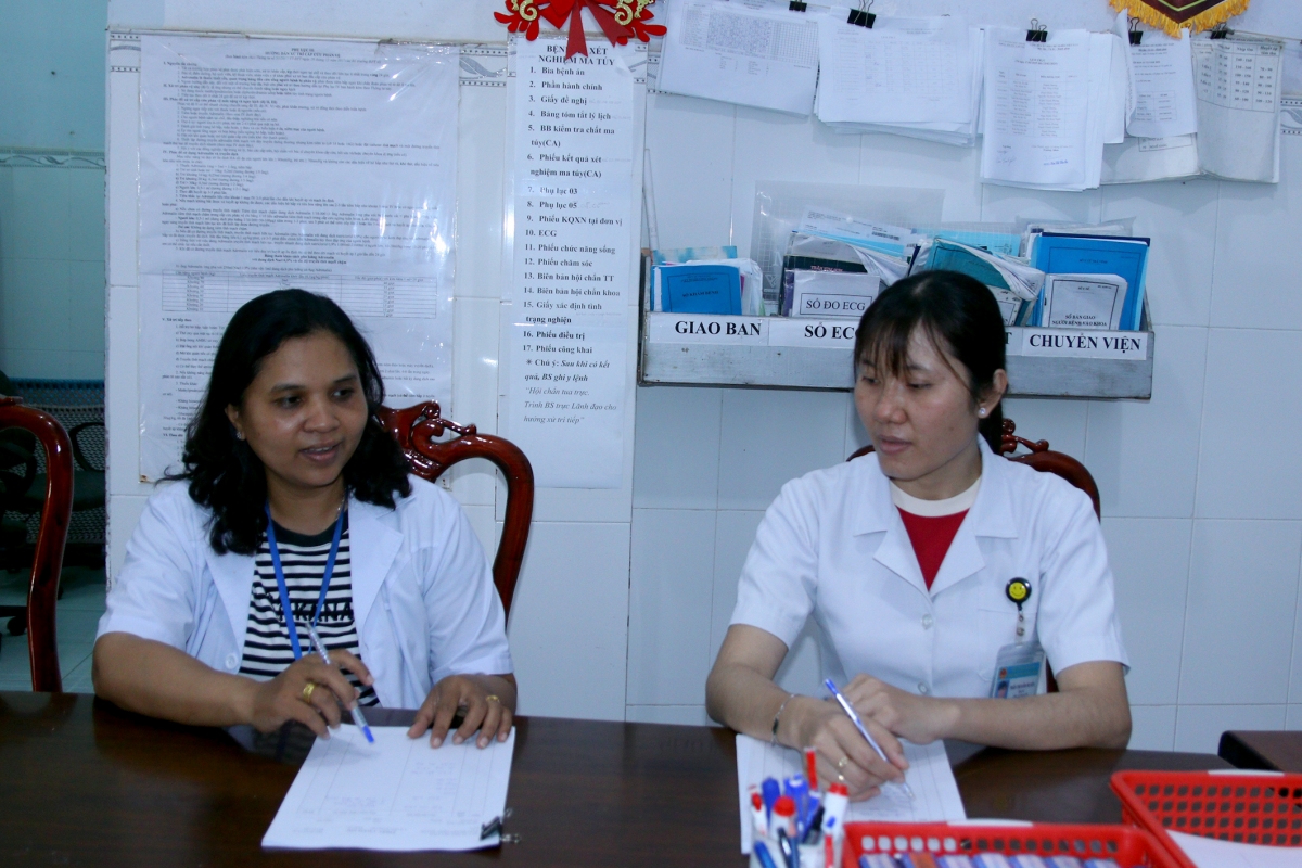 Bác Kẩm Huyên (bên phải) trao đổi với Trưởng Khoa về phương án điều trị cho bệnh nhân. Ảnh: Thạch Trà Vinh/VOV ĐBSCL