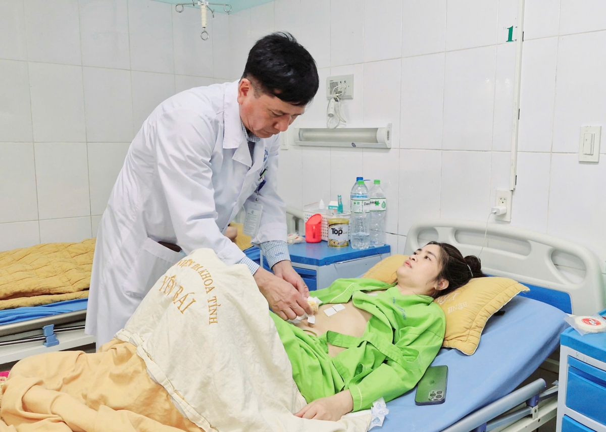 Bác sĩ Nguyễn Mạnh Chiến được biết đến là người thầy thuốc tận tâm với người bệnh.
Ảnh: Thừa Xuân/VOV Tây Bắc