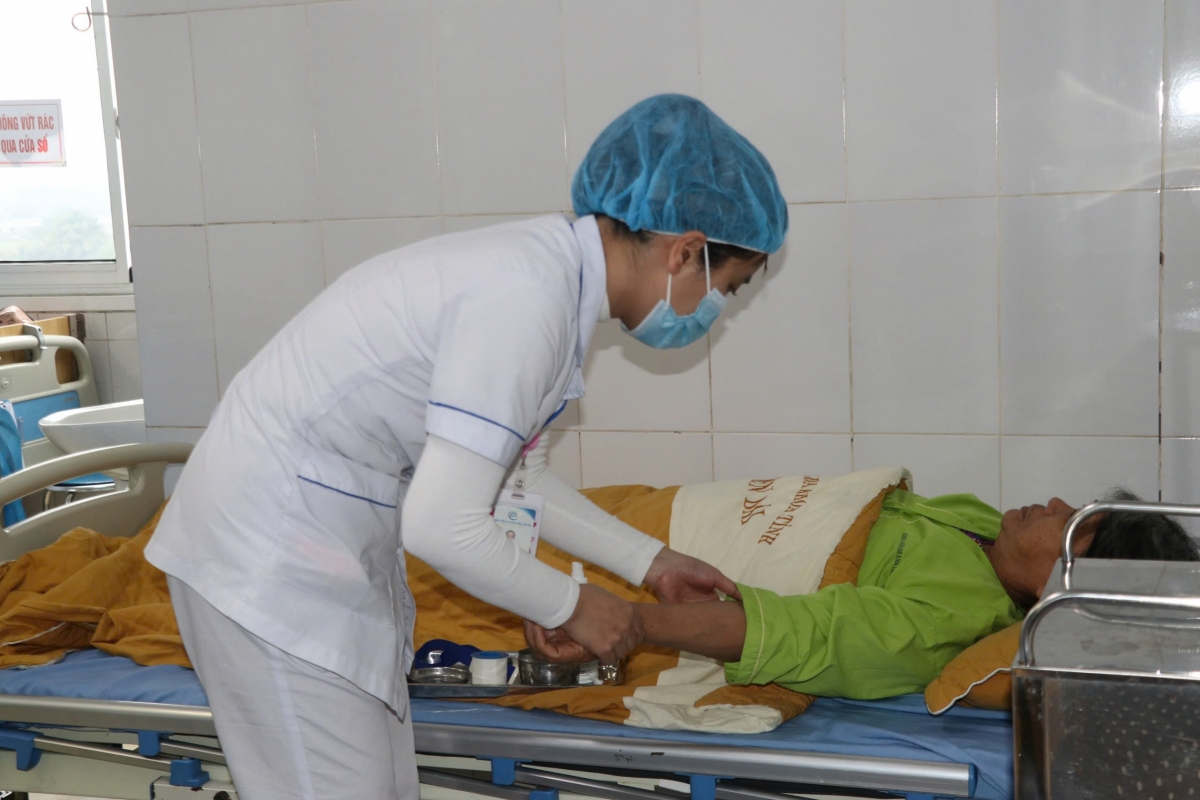 Bác sỹ Bệnh viện đa khoa tỉnh Yên Bái thăm khám, điều trị cho bệnh nhân sau mổ.
Ảnh: Thừa Xuân/VOV Tây Bắc