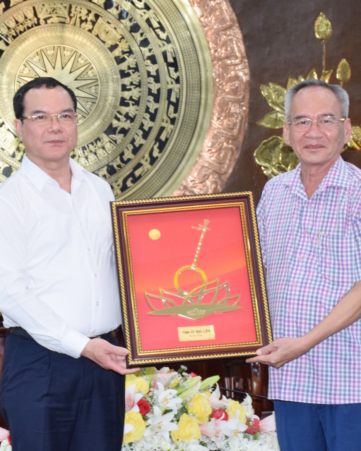 Bí thư Tỉnh ủy Bạc Liêu Lữ Văn Hùng tặng quà lưu niệm cám ơn Chủ tịch Tổng Liên đoàn lao động Việt Nam Nguyễn Đình Khang.