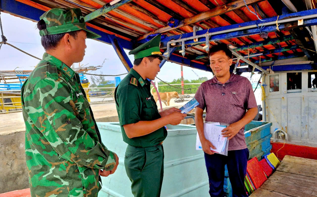 Bộ đội Biên phòng Sóc Trăng tuyên truyền chống khai thác IUU đến ngư dân