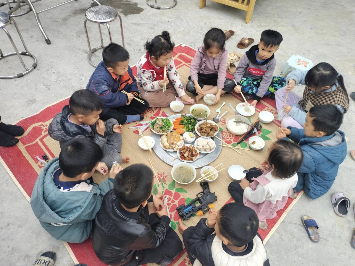 Các cháu nhỏ phấn khởi thụ lộc sau khi hoàn tất lễ cúng thần cây thuốc rừng