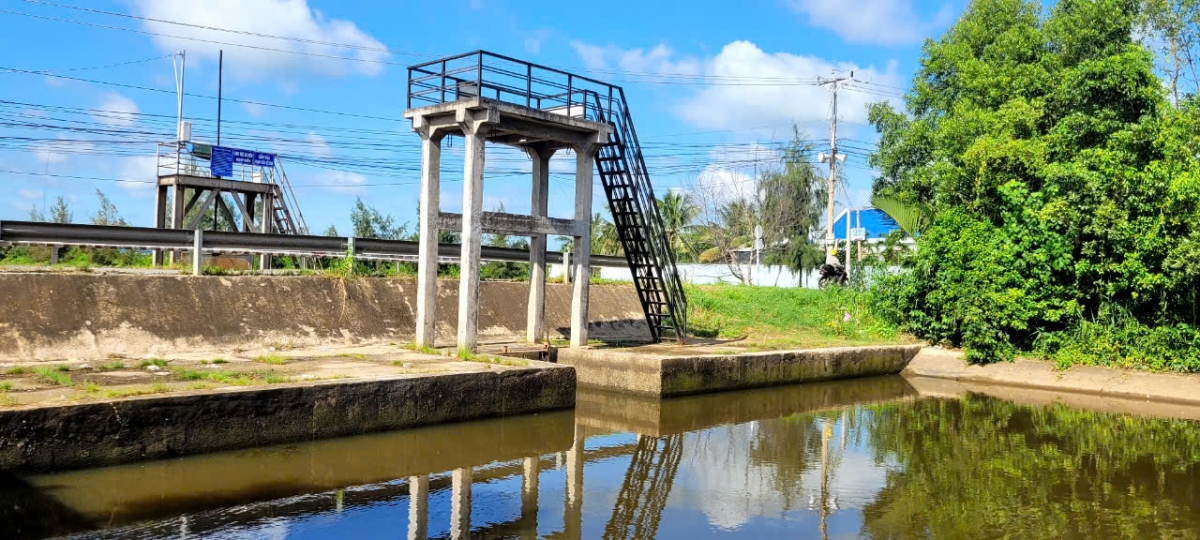 Các cống đập ven sông trong khu vực mặn xâm nhập đều được đóng kín để trữ nước ngọt bên trong