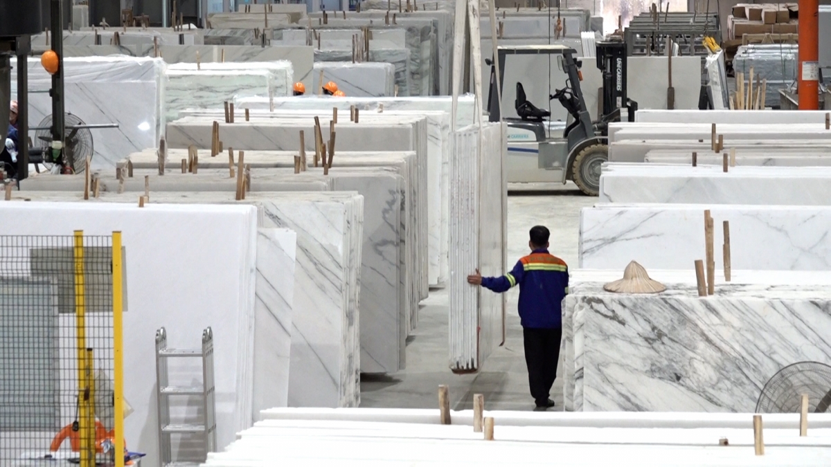 Các doanh nghiệp chế biến đá đẩy mạnh sản xuất và
 đa dạng hóa sản phẩm đáp ứng yêu cầu từ các thị trường lớn.
Ảnh: Đinh Tuấn/VOV Tây Bắc