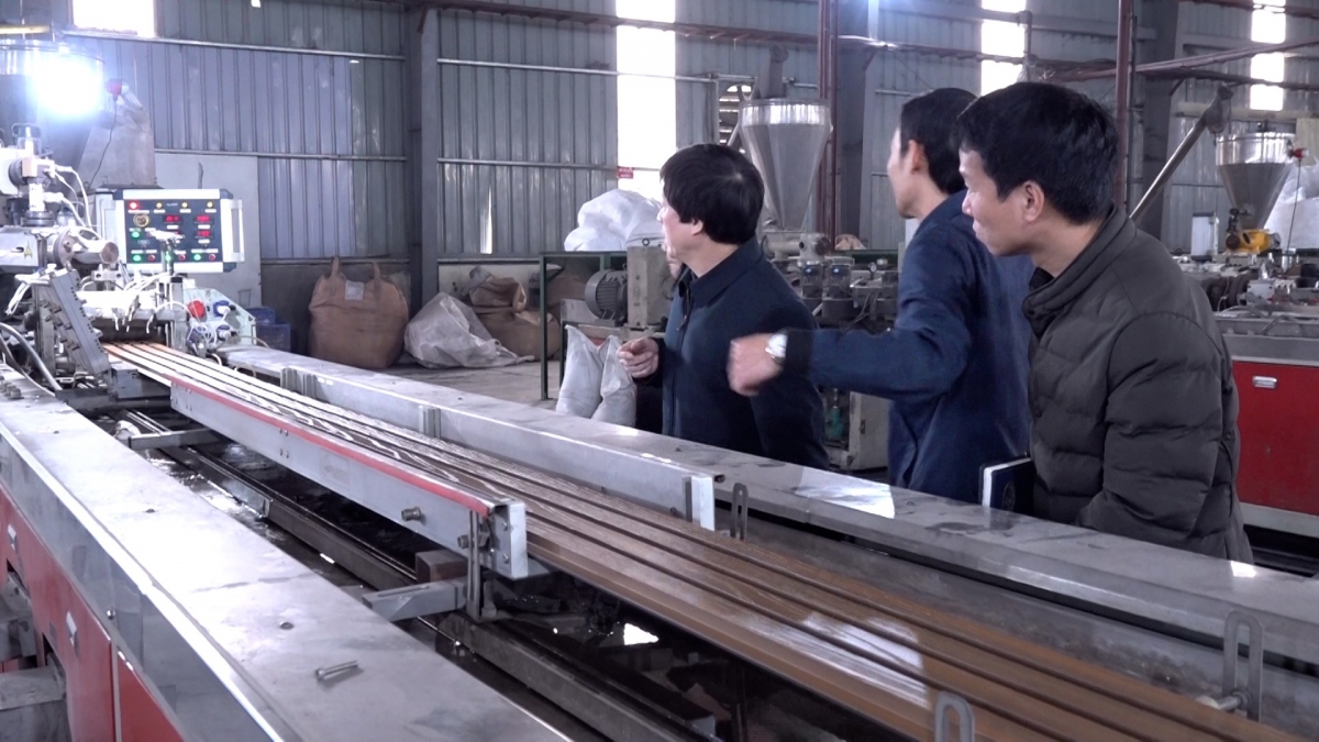 Các doanh nghiệp ở Yên Bái thường xuyên đầu tư,
nâng cấp dây chuyền để nâng cao hiệu quả sản xuất, kinh doanh.
Ảnh: Đinh Tuấn/VOV Tây Bắc