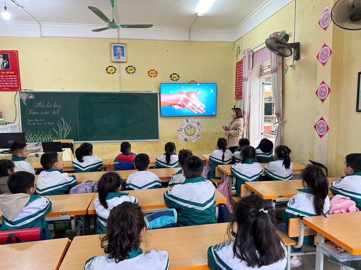Các hình ảnh tuyên truyền trực quan sẽ giúp học sinh nắm rõ hơn
cách phòng chống dịch bệnh nói chung, bệnh cúm nói riêng.
Ảnh: Thừa Xuân/VOV Tây Bắc