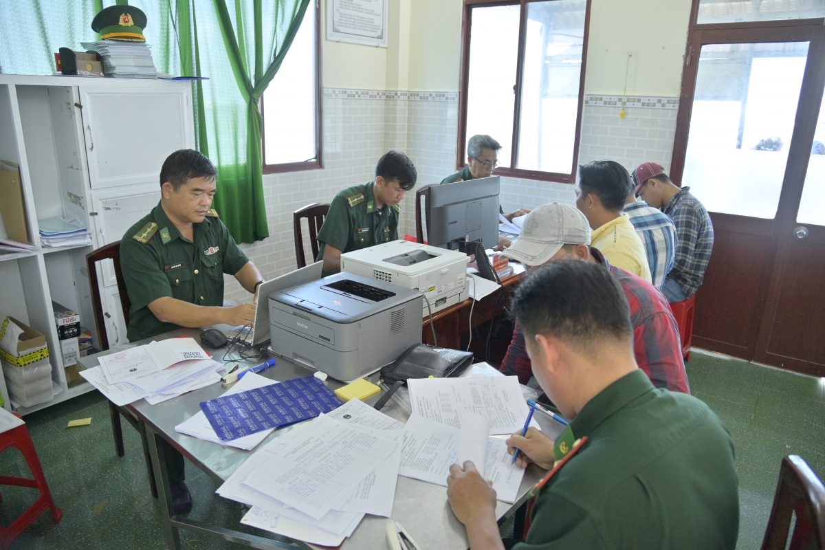 cán bộ đồn Biên phòng Tây Yên đã chủ động tiến hành làm các thủ tục xuất bến cho bà con ngư dân