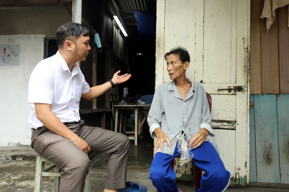 Cán bộ UBND phường và anh Hùng bàn kế hoạch làm nhà mới