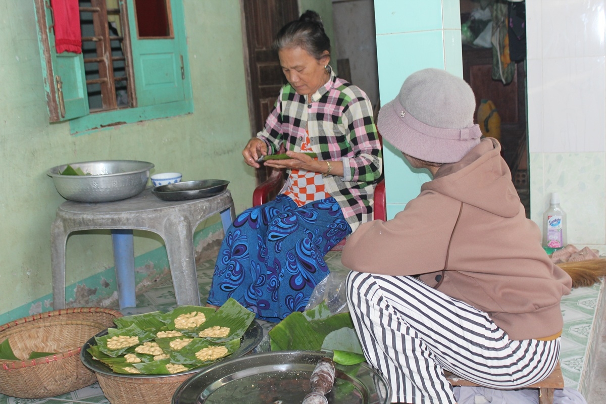 Chuẩn bị bánh gừng - loại bánh truyền thống của người Chăm