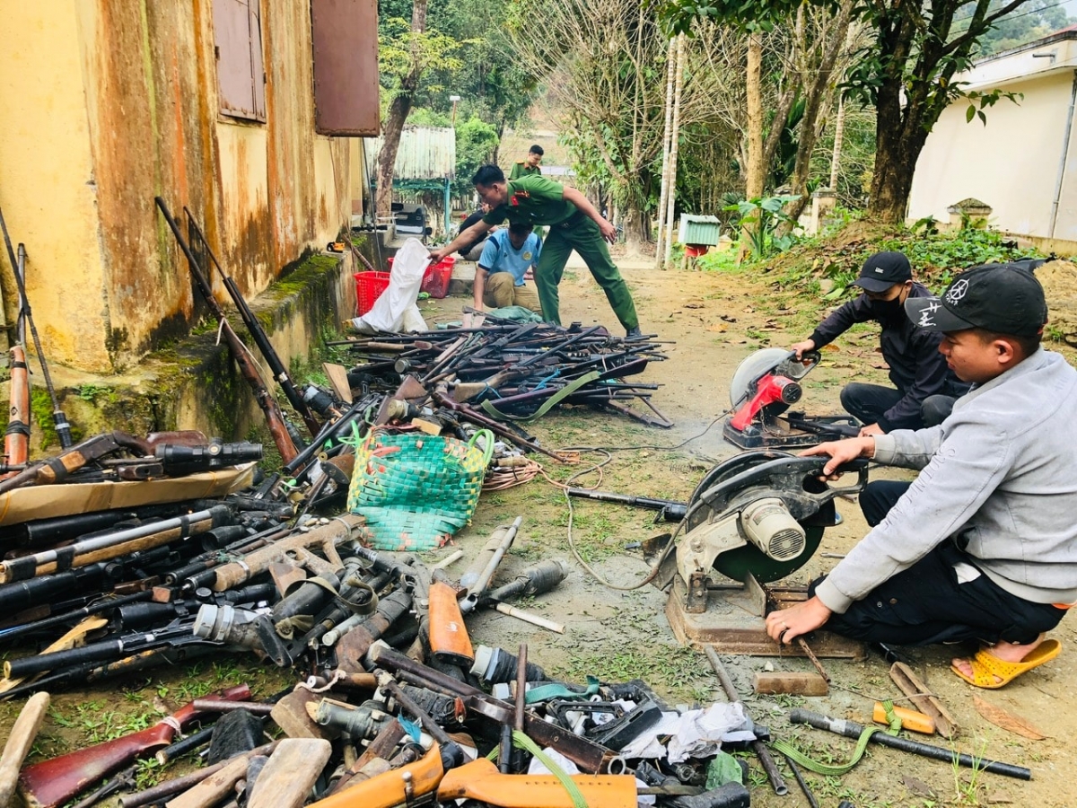 Công an huyện Nam Trà My tiêu hủy súng tự chế do người dân giao nộp. Ảnh: TRUNG LÊ