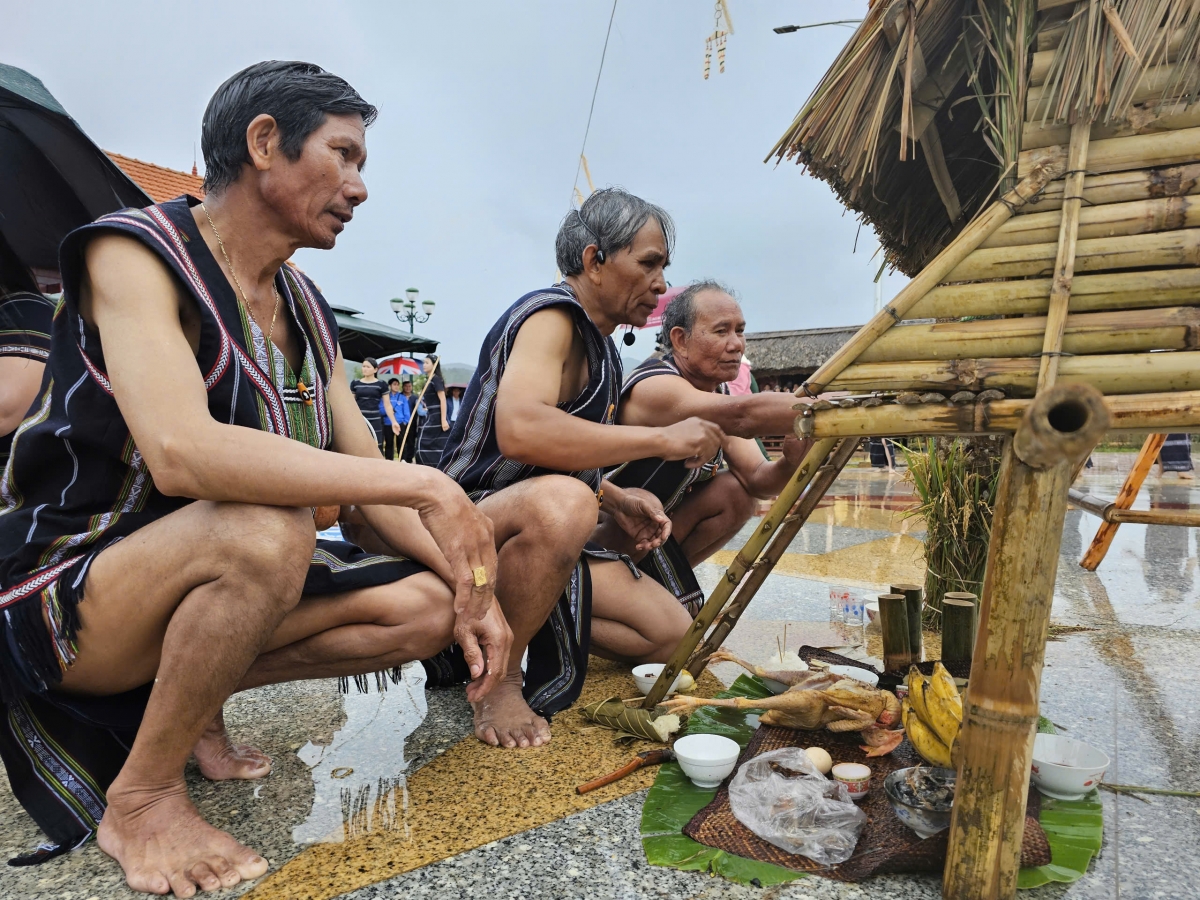 Pôa K’Keo-Krâ pơlê rơtế ƀă mâu vâi krâ hbrâ rơnáu mâu tơmeăm hdroăng vâ rơkâu xối tĭng kâ báu nếo
