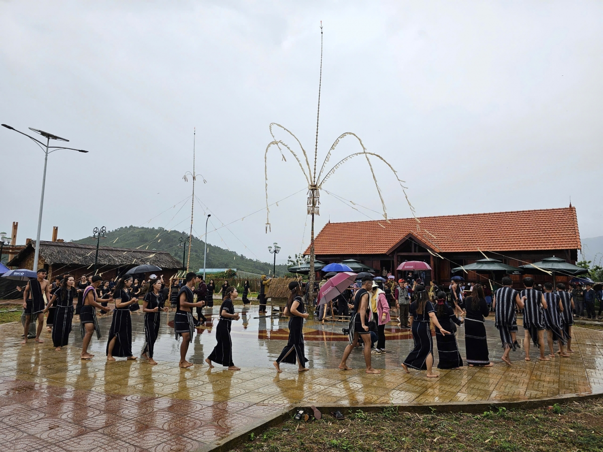 Leh mơdĭng kố hiăng tơkŭm hên vâi krâ ki rơkê, mâu ngế hơnăm ối nếo a mâu pơlê cheăm veăng mơđah