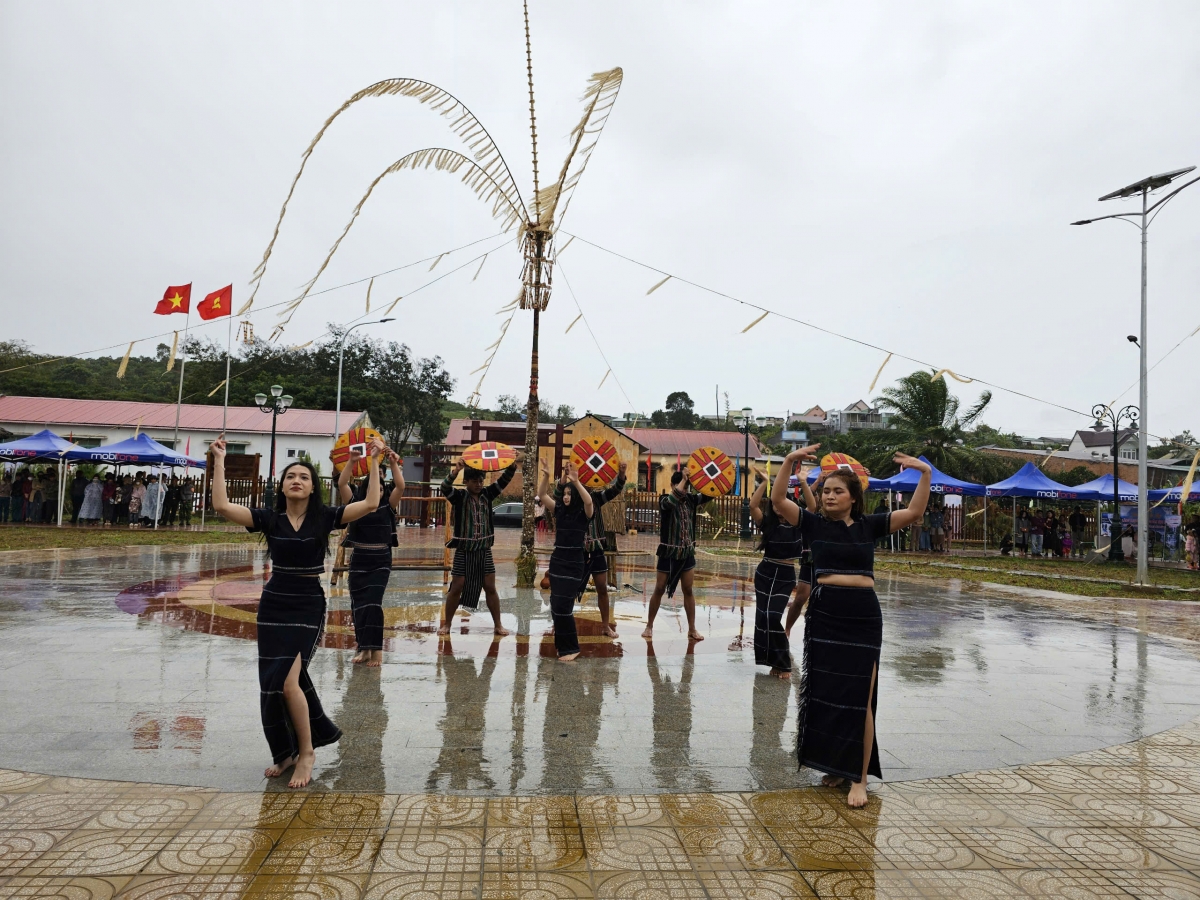 Kố châ ngăn cho tơdroăng cheăng tiô túa lĕm tro, veăng gum rak vế ngăn, pơtối mơdêk khôi túa, vêa vong, thăm mơdêk tơdroăng tê rôe tơmeăm ôm hyô dêi tơring Di Linh, kong pơlê Lâm Đồng